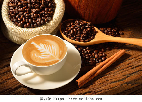 一杯拿铁咖啡和咖啡豆